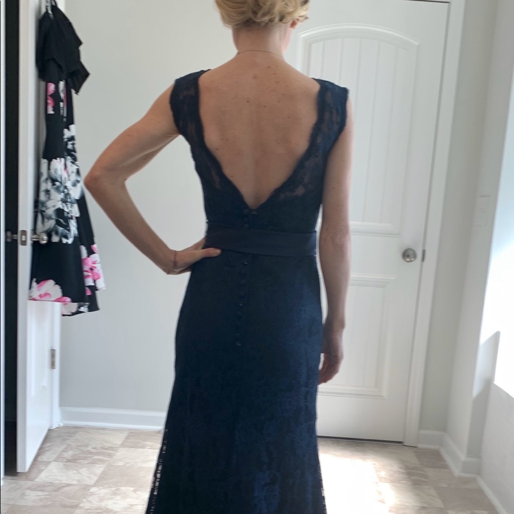 Beautiful lace gown with open back - Picture 2 of 7